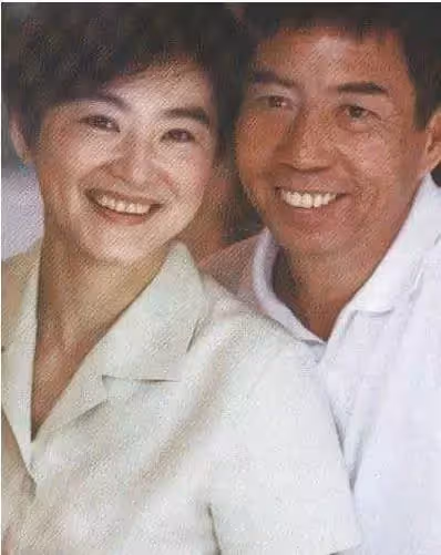 甩臉繼母林青霞，富商父再婚生子，親媽4婚4離，她連生兩胎甘當未婚媽媽：父母婚姻影響孩子一生