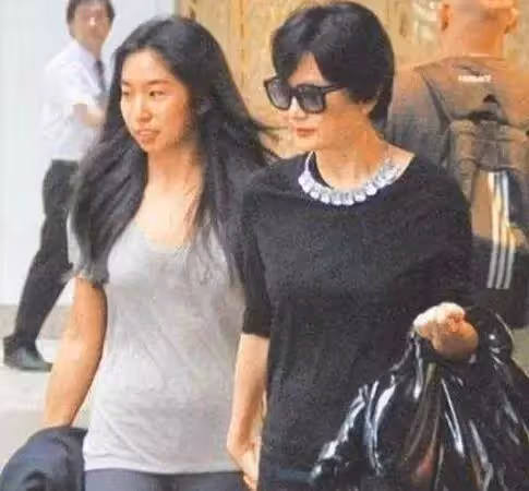 甩臉繼母林青霞，富商父再婚生子，親媽4婚4離，她連生兩胎甘當未婚媽媽：父母婚姻影響孩子一生