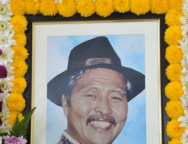 一路走好！74歲老戲骨出殯，家人遵循遺願，火化後將骨灰撒進大海