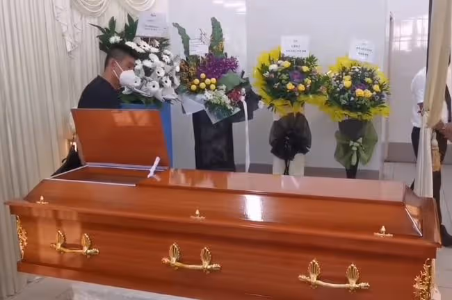 一路走好！74歲老戲骨出殯，家人遵循遺願，火化後將骨灰撒進大海