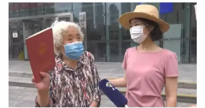離婚快樂！80歲老夫妻「結婚57年」愛人變仇人　連雞蛋都要「標記號防對方偷」終盼來離婚激動送上錦旗
