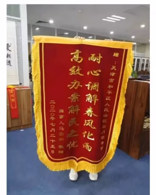離婚快樂！80歲老夫妻「結婚57年」愛人變仇人　連雞蛋都要「標記號防對方偷」終盼來離婚激動送上錦旗