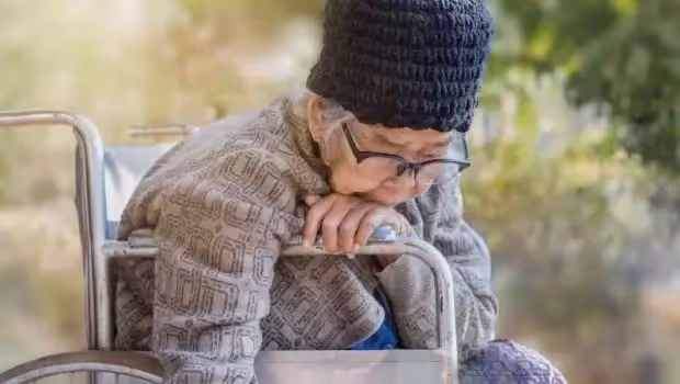 一眨眼就是9年！「65歲兒子照顧92歲失智母」半夜醒來好幾次　「堅持餐餐做飯」看著母親：我無力地露出了微笑