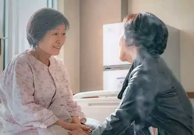 一眨眼就是9年！「65歲兒子照顧92歲失智母」半夜醒來好幾次　「堅持餐餐做飯」看著母親：我無力地露出了微笑