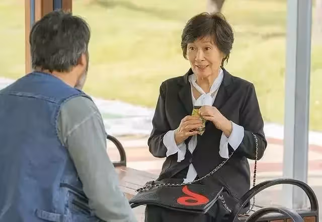 一眨眼就是9年！「65歲兒子照顧92歲失智母」半夜醒來好幾次　「堅持餐餐做飯」看著母親：我無力地露出了微笑