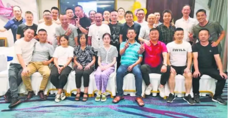 18年前，那個被35位武警「爸爸」養大的女孩，後來怎麼樣了？