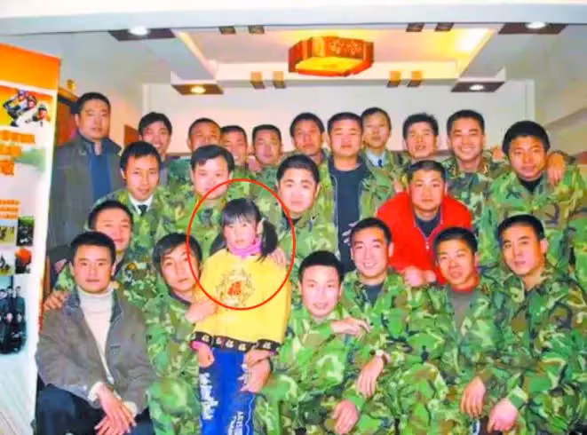 18年前，那個被35位武警「爸爸」養大的女孩，後來怎麼樣了？