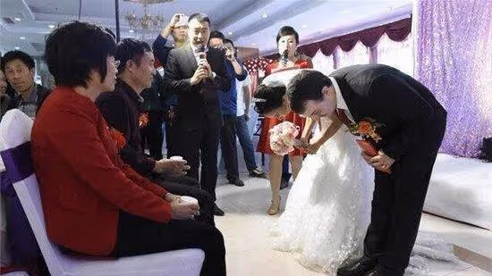 繼父養俺二十年，結婚親爸給10萬嫁妝，他提要求俺退回全部嫁妝