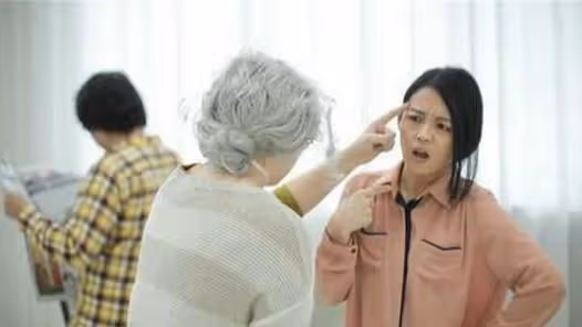 兒媳婚後八年不孕，俺拿三十萬勸兒子離婚，兒子說話淚目