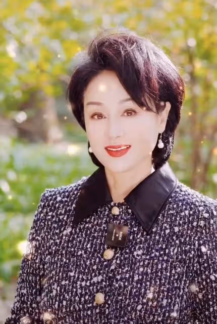 59歲王姬不顧疫情出遊!裝扮青春靚麗未戴口罩,偌大景區只有4人