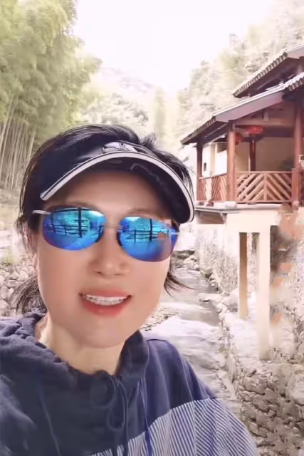 59歲王姬不顧疫情出遊!裝扮青春靚麗未戴口罩,偌大景區只有4人