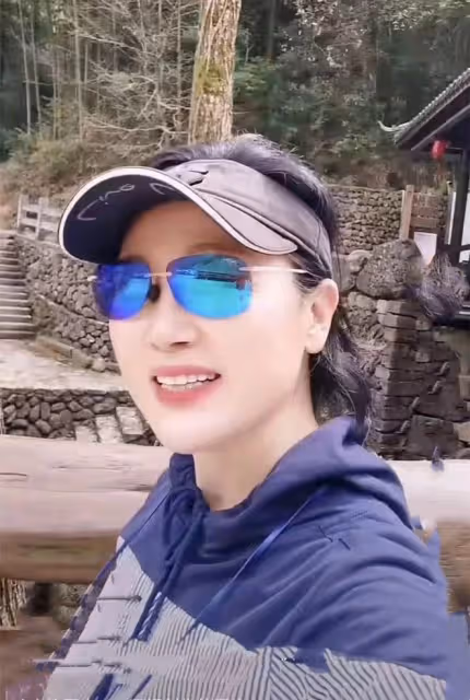 59歲王姬不顧疫情出遊!裝扮青春靚麗未戴口罩,偌大景區只有4人