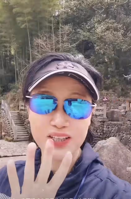 59歲王姬不顧疫情出遊!裝扮青春靚麗未戴口罩,偌大景區只有4人