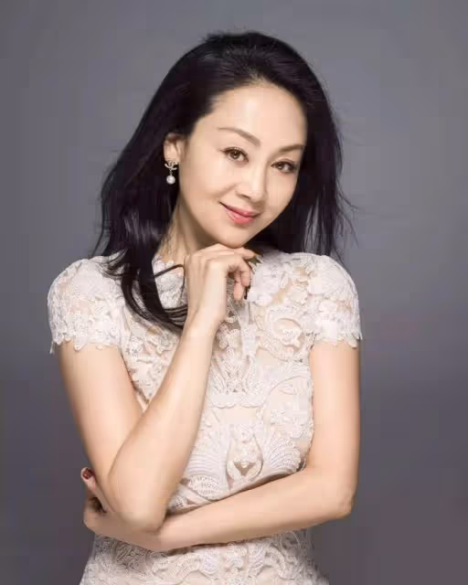 59歲王姬不顧疫情出遊!裝扮青春靚麗未戴口罩,偌大景區只有4人