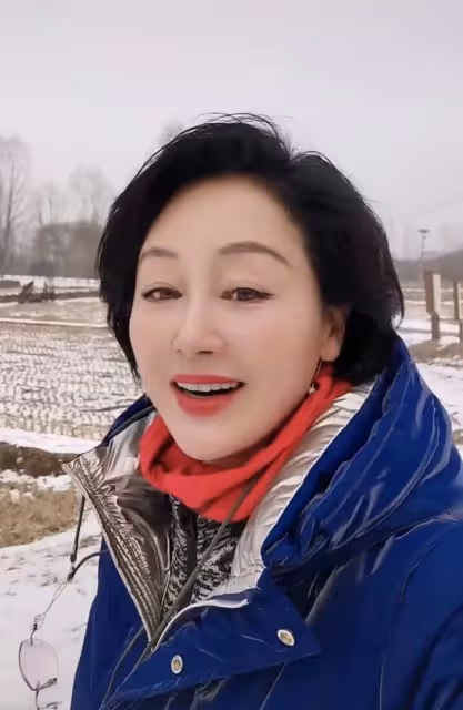 59歲王姬不顧疫情出遊!裝扮青春靚麗未戴口罩,偌大景區只有4人