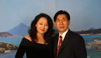 59歲王姬不顧疫情出遊!裝扮青春靚麗未戴口罩,偌大景區只有4人