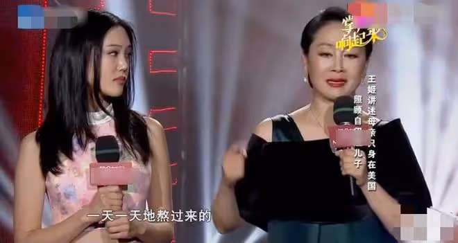 59歲王姬不顧疫情出遊!裝扮青春靚麗未戴口罩,偌大景區只有4人