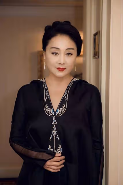 59歲王姬不顧疫情出遊!裝扮青春靚麗未戴口罩,偌大景區只有4人