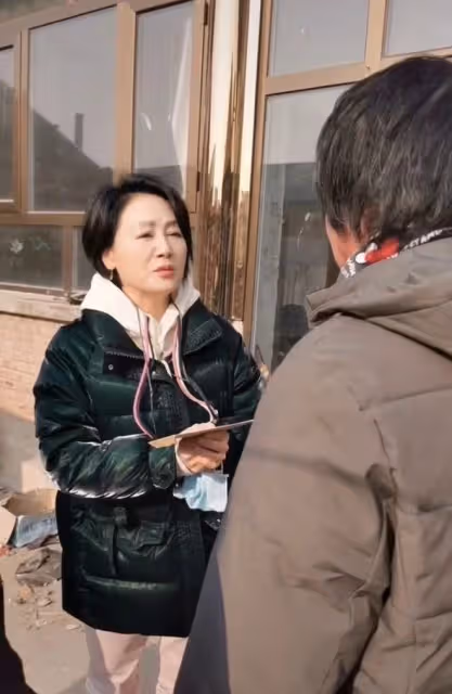59歲王姬不顧疫情出遊!裝扮青春靚麗未戴口罩,偌大景區只有4人