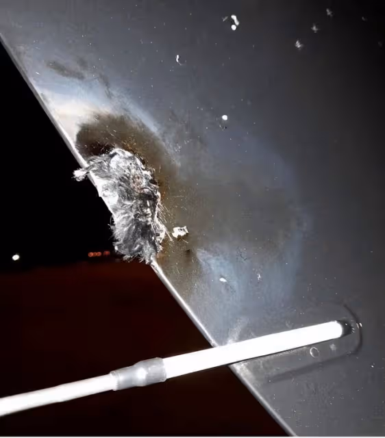 驚險!美國天后乘私人飛機誤闖風暴,被閃電擊中機身損毀緊急迫降