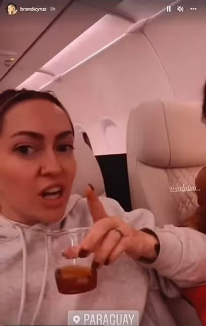 驚險!美國天后乘私人飛機誤闖風暴,被閃電擊中機身損毀緊急迫降