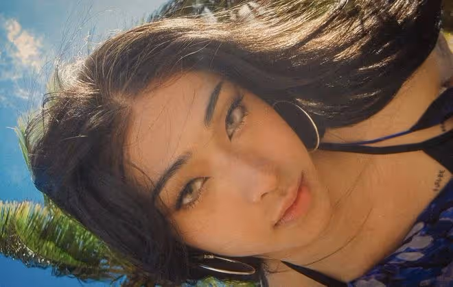 伊能靜兒子穿低領弔帶秀身材,被辣妹親吻不避嫌,抽菸後眼神撩人