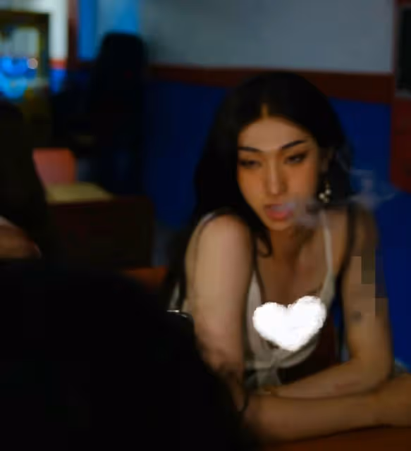 伊能靜兒子穿低領弔帶秀身材,被辣妹親吻不避嫌,抽菸後眼神撩人