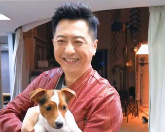 伊能靜兒子穿低領弔帶秀身材,被辣妹親吻不避嫌,抽菸後眼神撩人