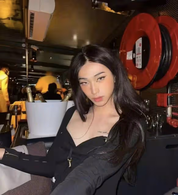 伊能靜兒子穿低領弔帶秀身材,被辣妹親吻不避嫌,抽菸後眼神撩人