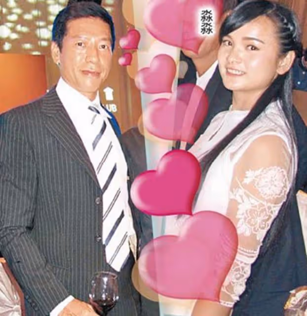 56歲女星曬與張耀揚貼面合影,紀念32年友誼,開心被贊有夫妻相