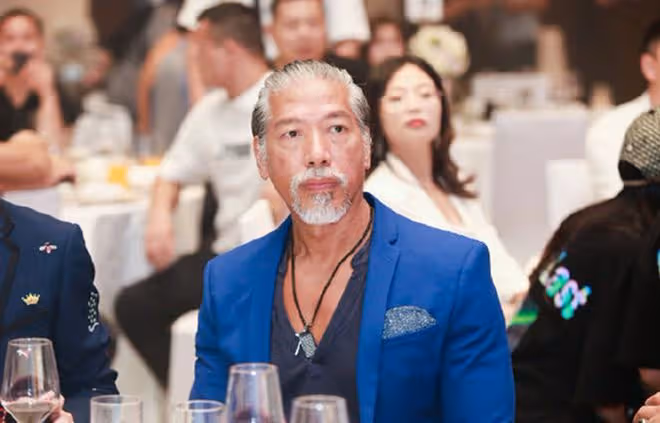 56歲女星曬與張耀揚貼面合影,紀念32年友誼,開心被贊有夫妻相