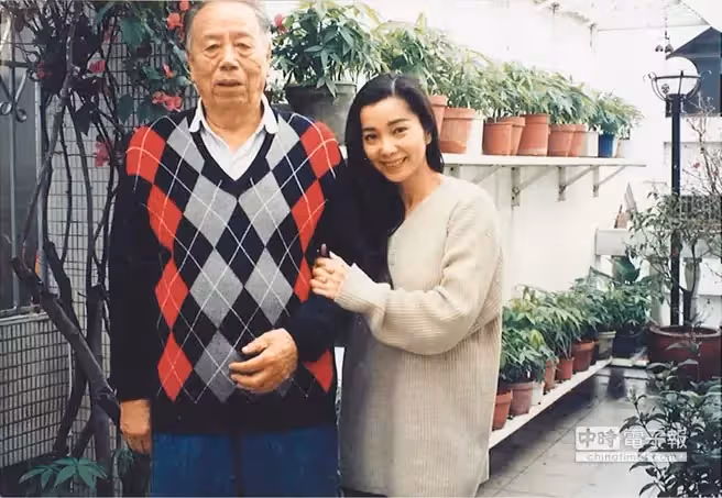 嚴父教出美女！陳美鳳曝「走路裙襬一動就慘了」　出生被送走「養父母賣陽春麵拉拔」她淚送一棟房