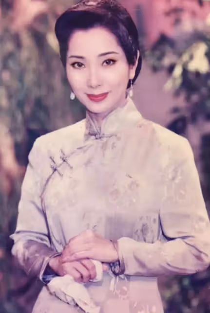 嚴父教出美女！陳美鳳曝「走路裙襬一動就慘了」　出生被送走「養父母賣陽春麵拉拔」她淚送一棟房