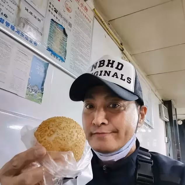 何家勁現身襄陽！小店吃面接地氣，與老闆娘合影顯親切