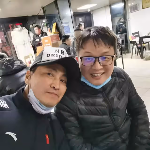 何家勁現身襄陽！小店吃面接地氣，與老闆娘合影顯親切