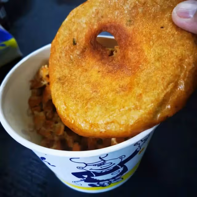 何家勁現身襄陽！小店吃面接地氣，與老闆娘合影顯親切
