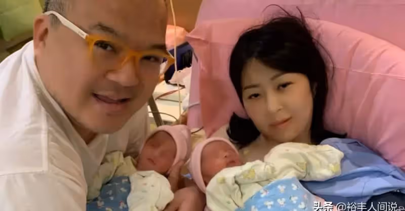 明金成去世一個多月後，龍鳳胎正式啟程回家，不哭不鬧睡了一整夜