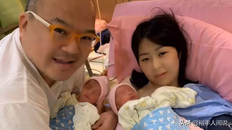 明金成去世一個多月後，龍鳳胎正式啟程回家，不哭不鬧睡了一整夜