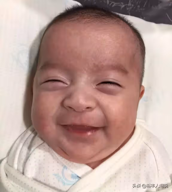 明金成去世一個多月後，龍鳳胎正式啟程回家，不哭不鬧睡了一整夜