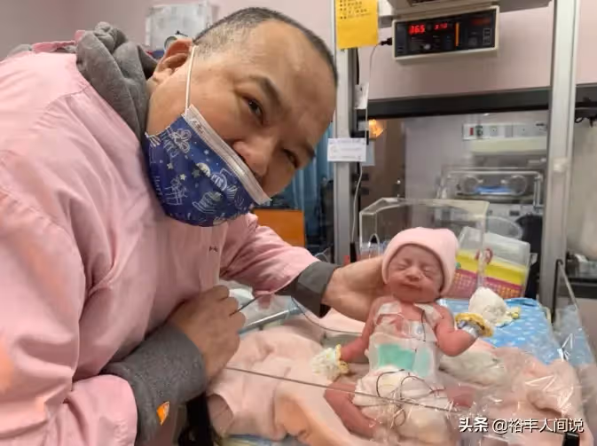 明金成去世一個多月後，龍鳳胎正式啟程回家，不哭不鬧睡了一整夜