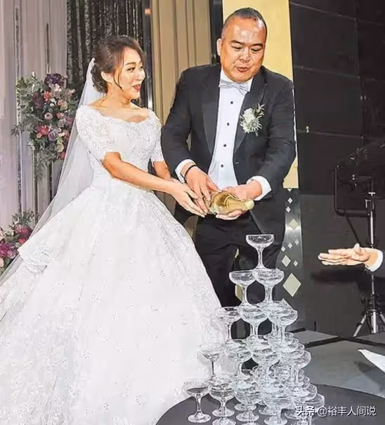 明金成去世一個多月後，龍鳳胎正式啟程回家，不哭不鬧睡了一整夜
