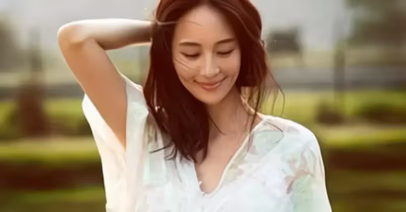 老公半夜收到閨蜜簡訊，我替熟睡丈夫回覆：老婆回娘家，你來我家