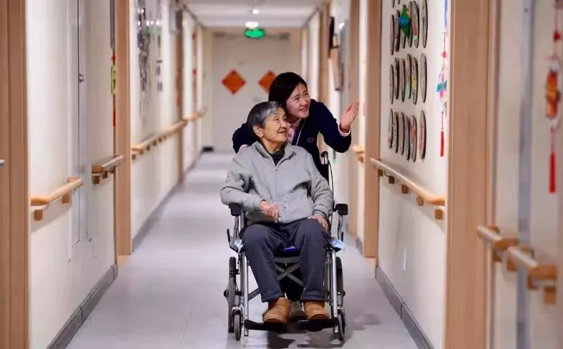 老人臥病在床如何安度晚年？76歲大媽給出答案，兒女態度不同