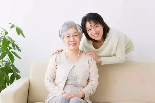 老人臥病在床如何安度晚年？76歲大媽給出答案，兒女態度不同