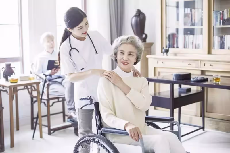 老人臥病在床如何安度晚年？76歲大媽給出答案，兒女態度不同