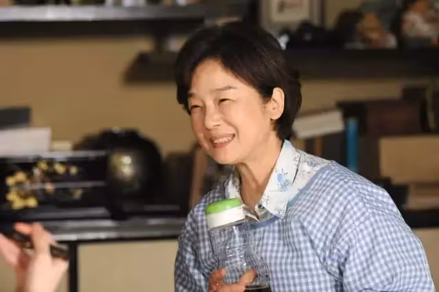 老人臥病在床如何安度晚年？76歲大媽給出答案，兒女態度不同