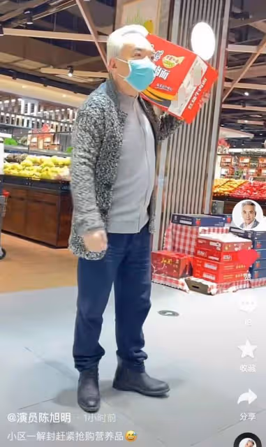 62歲老戲骨小區解封忙搶購!單手扛一整箱泡麵,滿頭白髮步伐匆匆