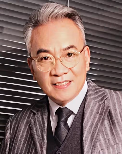 62歲老戲骨小區解封忙搶購!單手扛一整箱泡麵,滿頭白髮步伐匆匆