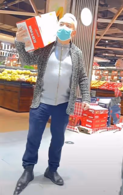 62歲老戲骨小區解封忙搶購!單手扛一整箱泡麵,滿頭白髮步伐匆匆