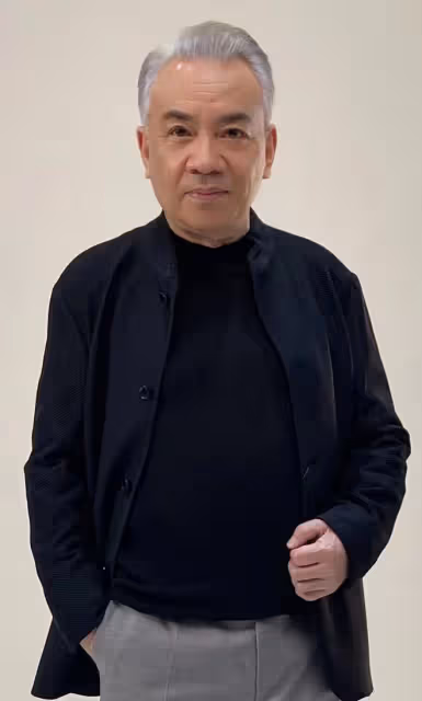 62歲老戲骨小區解封忙搶購!單手扛一整箱泡麵,滿頭白髮步伐匆匆
